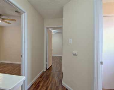 1015 E Yager Ln - Photo Thumbnail 7