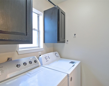 1015 E Yager Ln - Photo Thumbnail 5