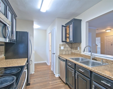 1015 E Yager Ln - Photo Thumbnail 4