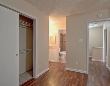 1015 E Yager Ln - Photo Thumbnail 14