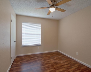 1015 E Yager Ln - Photo Thumbnail 8