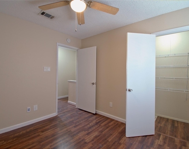 1015 E Yager Ln - Photo Thumbnail 9