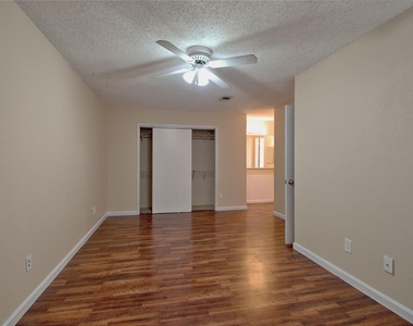 1015 E Yager Ln - Photo Thumbnail 13