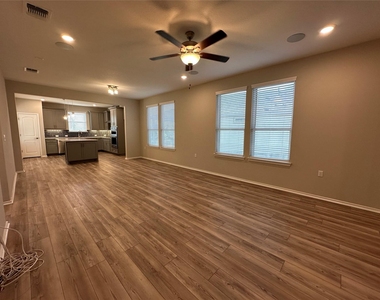 219 Coachsmith St - Photo Thumbnail 6