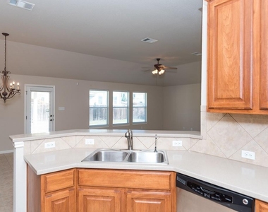 1611 Briar Hill Dr - Photo Thumbnail 5