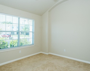 1611 Briar Hill Dr - Photo Thumbnail 2