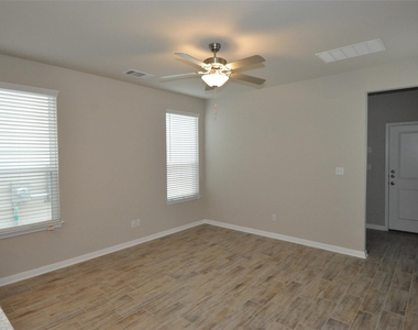 1621 Bella Dr - Photo Thumbnail 11