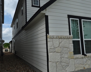 1621 Bella Dr - Photo Thumbnail 2