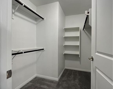 211 Hobby St - Photo Thumbnail 14