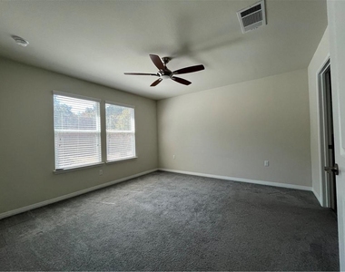 211 Hobby St - Photo Thumbnail 8