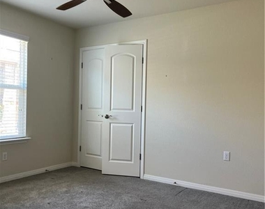 211 Hobby St - Photo Thumbnail 9
