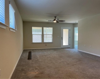 211 Hobby St - Photo Thumbnail 7