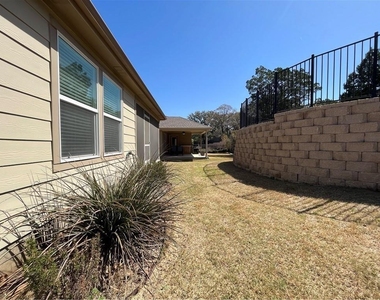 211 Hobby St - Photo Thumbnail 3