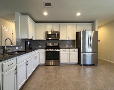 211 Hobby St - Photo Thumbnail 5