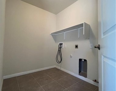 211 Hobby St - Photo Thumbnail 15