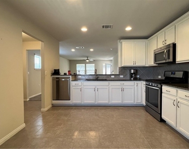 211 Hobby St - Photo Thumbnail 6