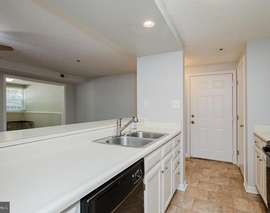 1006 Markham Court - Photo Thumbnail 5