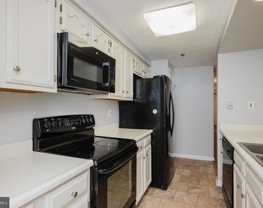 1006 Markham Court - Photo Thumbnail 2