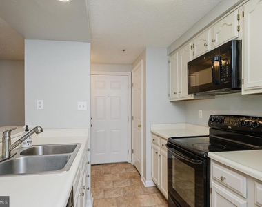 1006 Markham Court - Photo Thumbnail 6