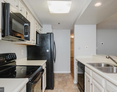 1006 Markham Court - Photo Thumbnail 3