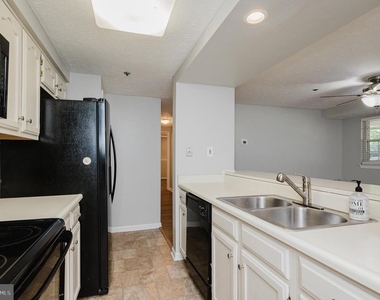 1006 Markham Court - Photo Thumbnail 4