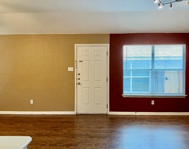 8605 Talyne Chaise Cir - Photo Thumbnail 2