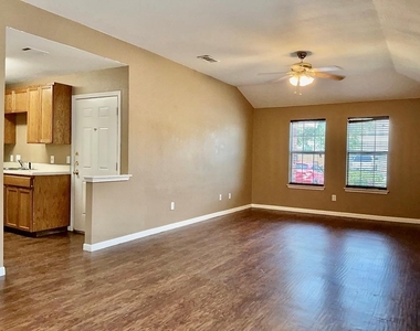 8605 Talyne Chaise Cir - Photo Thumbnail 3