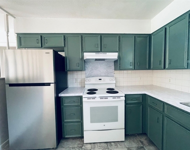 7402 Geneva Dr - Photo Thumbnail 4