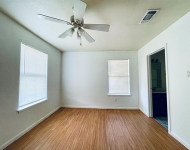 7402 Geneva Dr - Photo Thumbnail 11