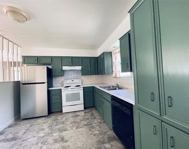 7402 Geneva Dr - Photo Thumbnail 3
