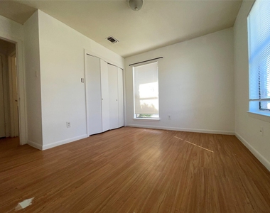 7402 Geneva Dr - Photo Thumbnail 10