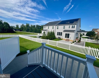 1005 Clover Circle - Photo Thumbnail 8
