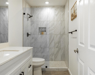 1200 E 52nd St - Photo Thumbnail 10