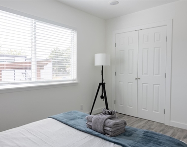 1200 E 52nd St - Photo Thumbnail 8