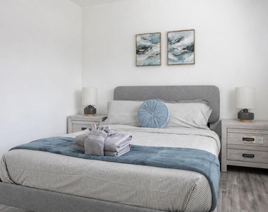 1200 E 52nd St - Photo Thumbnail 2