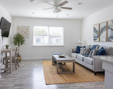 1200 E 52nd St - Photo Thumbnail 20