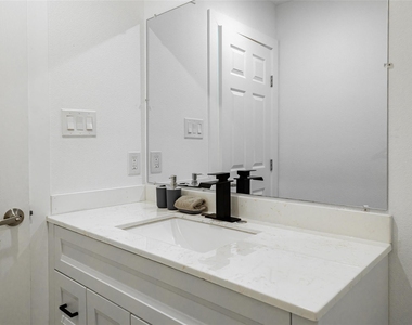 1200 E 52nd St - Photo Thumbnail 9