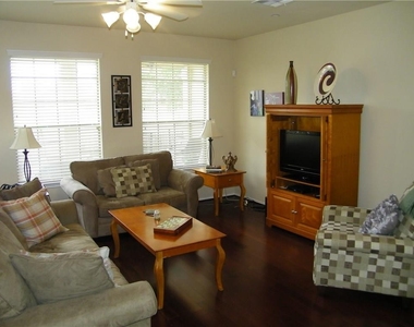 9201 Brodie Ln - Photo Thumbnail 2