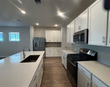 105 Sorghum Dr - Photo Thumbnail 3