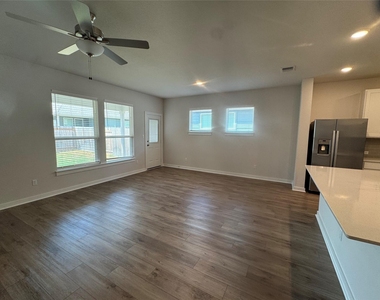 105 Sorghum Dr - Photo Thumbnail 4