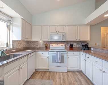 18565 Orton Circle - Photo Thumbnail 3