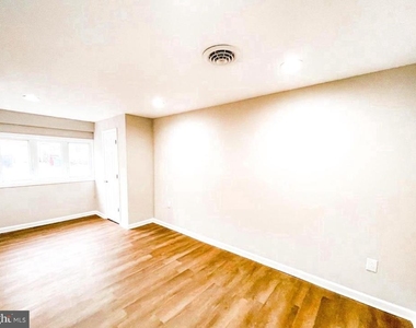 520 W Thirty Eighth Street - Photo Thumbnail 5