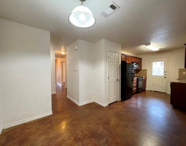 207 Andy Ln - Photo Thumbnail 7