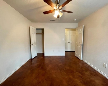207 Andy Ln - Photo Thumbnail 12