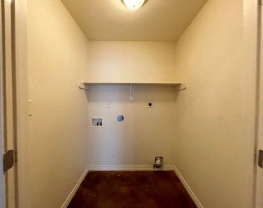 207 Andy Ln - Photo Thumbnail 14