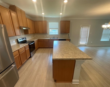 13821 Abraham Lincoln St - Photo Thumbnail 7