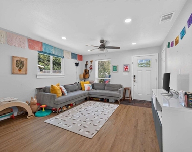 6021 Bluebell Cir - Photo Thumbnail 4