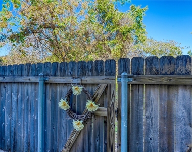 1411 Gracy Farms Ln - Photo Thumbnail 25
