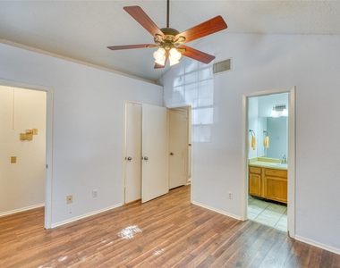 1411 Gracy Farms Ln - Photo Thumbnail 16