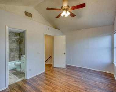 1411 Gracy Farms Ln - Photo Thumbnail 20